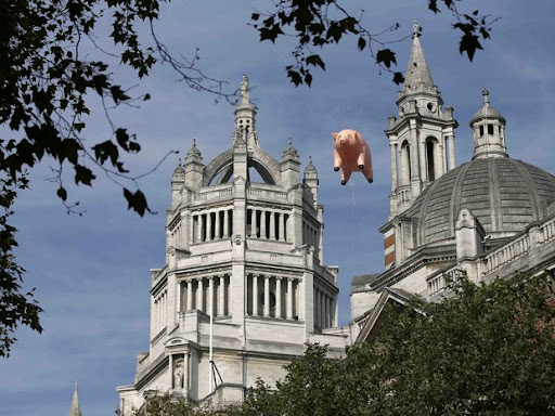 Porco inflável, um dos símbolos do Pink Floyd, no dia do anúncio de uma nova exposição sobre a banda em Londres (Foto: REUTERS/Peter Nicholls)