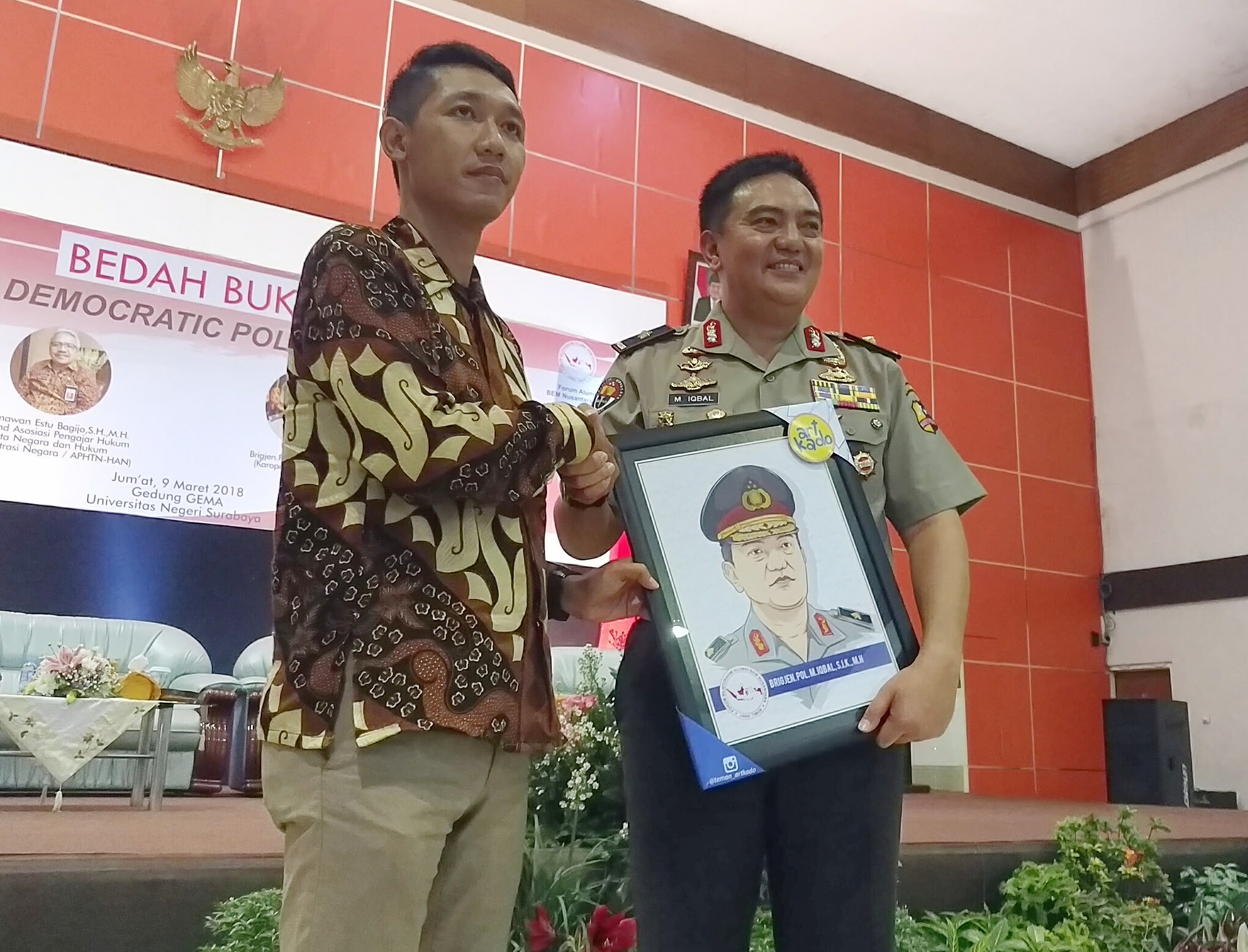 Kapolri Beri Tugas Polisi Jaman Now Lewat Buku Democratic Policing Kapolri Beri Tugas Polisi Jaman Now Lewat Buku Democratic Policing