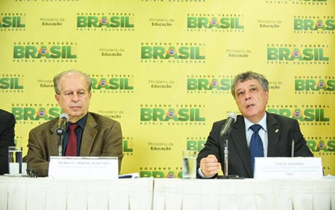 O ministro da Educação, Renato Janine (esquerda) e o presidente do Inep, Chico Soares, anunciam regras para o Enem 2015