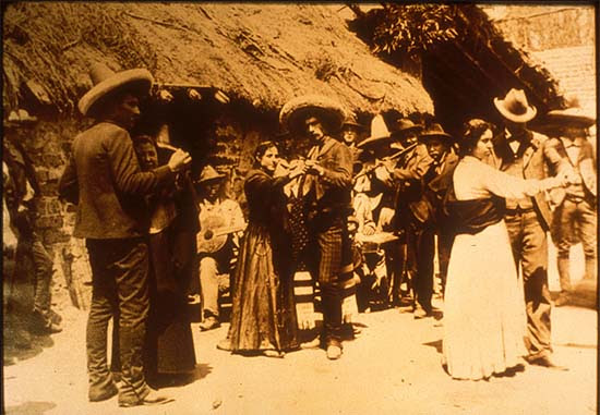 Mexikói forradalom. Táncoló katonák. Agustín Victor Casasola (1874-1938) fotója. Vö. http://content-s10.cdlib.org/ark:/13030/hb5x0nb6gc/?layout=metadata&brand=calisphere