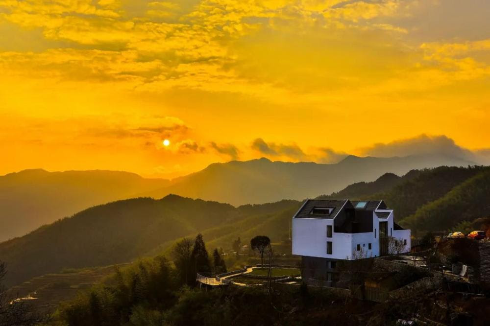 Chủ nhân cũng có thể chiêm ngưỡng ánh bình minh rất đỗi dịu dàng. ngôi nhà đẹp