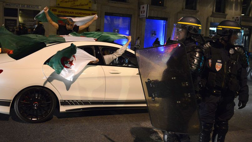Des supporters de l'équipe d'Algérie le 26 juin à Lyon, après le match Algérie-Russie.
