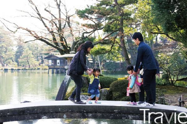 겐로쿠엔에서 봄을 만끽하고 있는 사람들