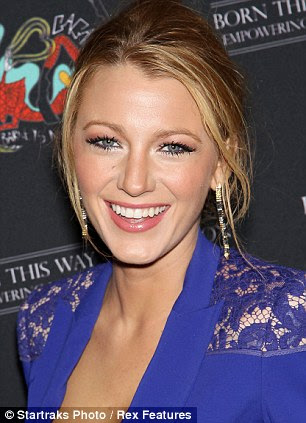 Transformação: Blake Lively como uma colegial em 2002 e à direita, no tapete vermelho em Nova York no início desta semana