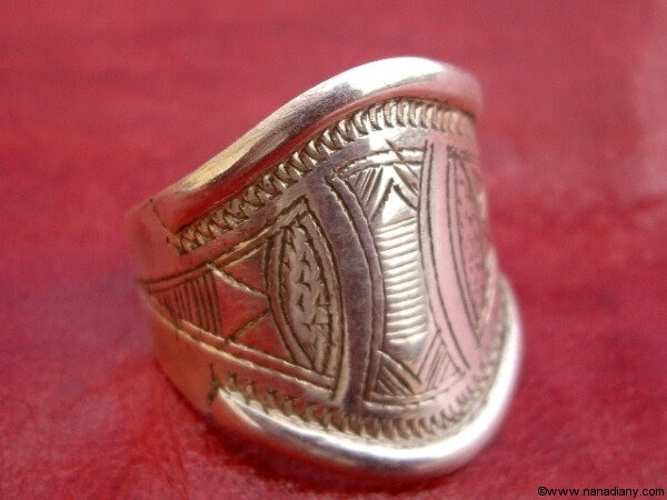 Le premier et dernier remède POUR GAGNER L’ Amour D’un HOMME OU D’une FEMME. Cette bague magique est préparé seulement quand toutes les puissances dans le passé ont échoué et vous avez essayé tout possible. C’est plein des puissances et d’un cadeau de mon GOUROU à moi. Cette bague puissante préparé après avoir fait plusieurs JAPAS et MANTRAS (prières) devant la côte. Le principe est identique. Pendant que la lune attire l’eau et les marées de mer sont formées en mer, pareillement, l’aimé est attirée par l’amoureux et n’est jamais séparée jusqu’à la mort. la BAGUE MAGIQUE PREMIKA POUR GAGNER L’ Amour D’un HOMME OU D’une FEMME