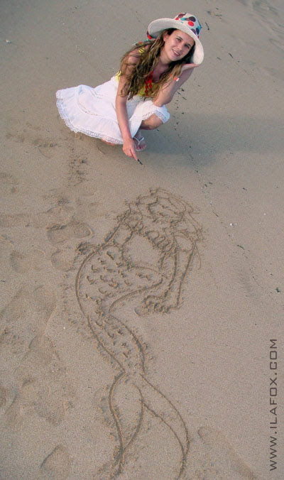 desenhando na areia da praia, Muro Alto, sereia, by ila fox