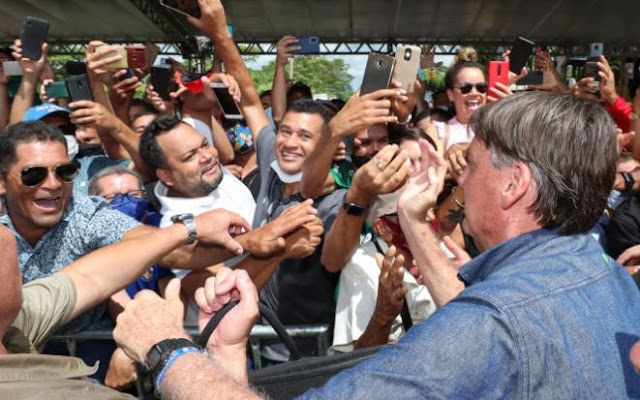 Bolsonaro não cometeu crime ao não usar máscara e aglomerar em eventos, diz PGR