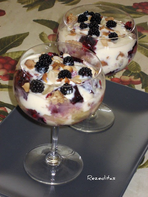 TRIFLE LIGHT DE MORAS Y PIÑA