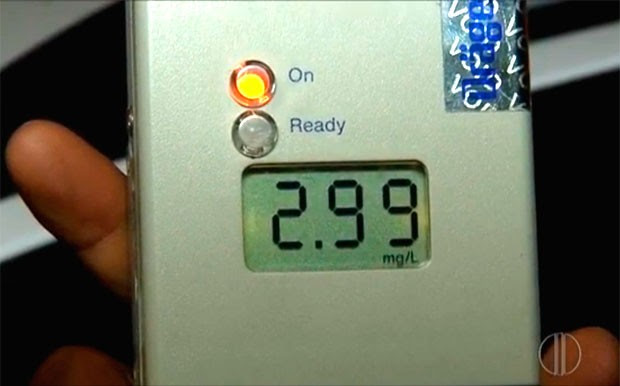 Teste do bafômetro feito pelo americano atingiu o limite máximo que o aparelho registra  (Foto: Reprodução/Inter TV Cabugi)