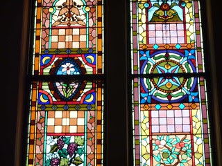 P1080725-2011-03-17-Central-Presbyterian-Church-Phoenix-Flies-Balcony-Stained-Glass-Grape-Peach
