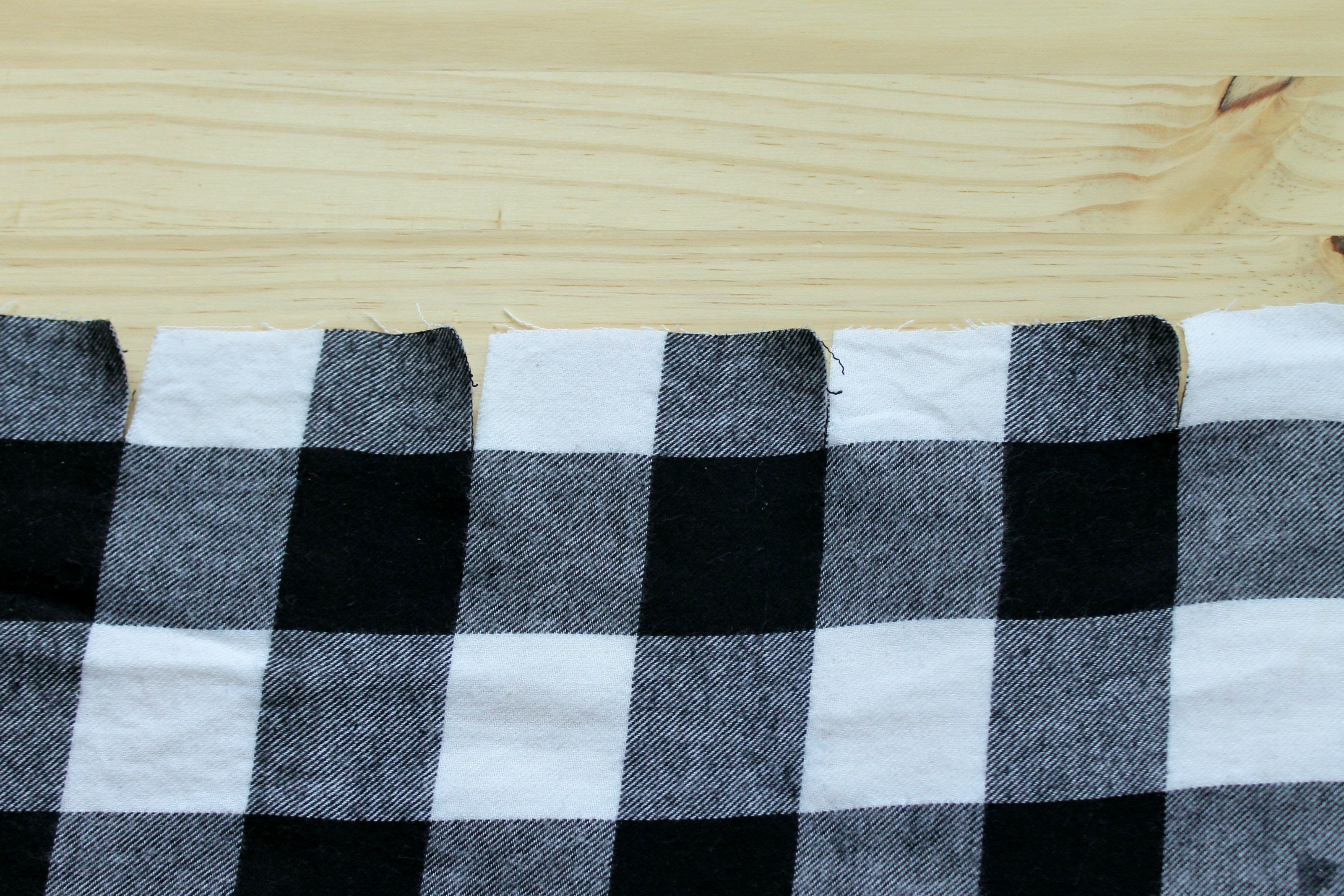 12 Days of Handmade Holiday Gifts! This no sew scarf is so easy to make and I love the buffalo plaid.