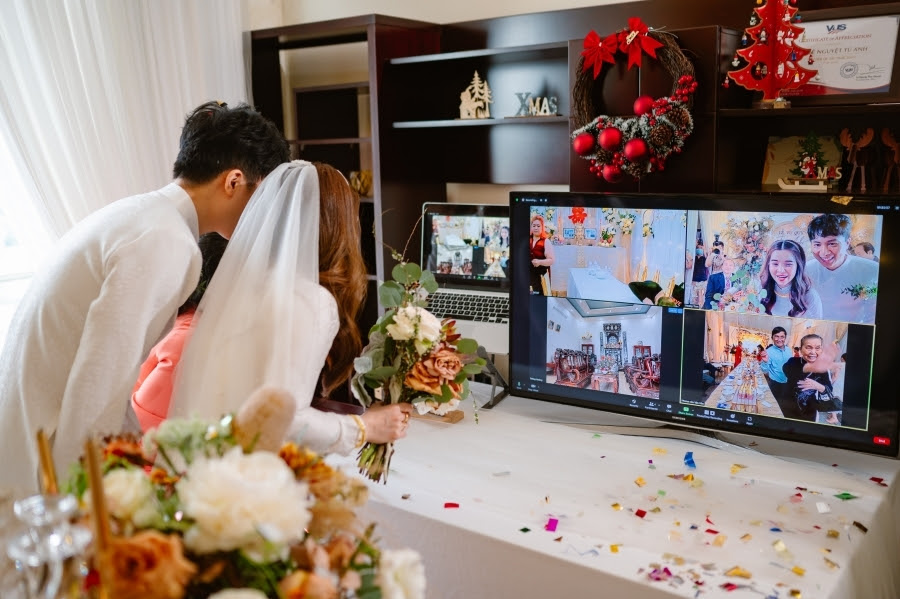 Tổ chức lễ cưới trực tuyến nên cô dâu chú rể vái vọng gia tiên, bố mẹ qua màn hình tivi, máy tính.