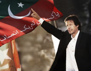 Picture of imran khan infront of the flag of P...