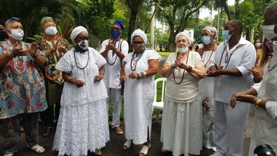 Religiosos de matriz africana em roupas típicas durante o evento de entrega das peças apreendidas