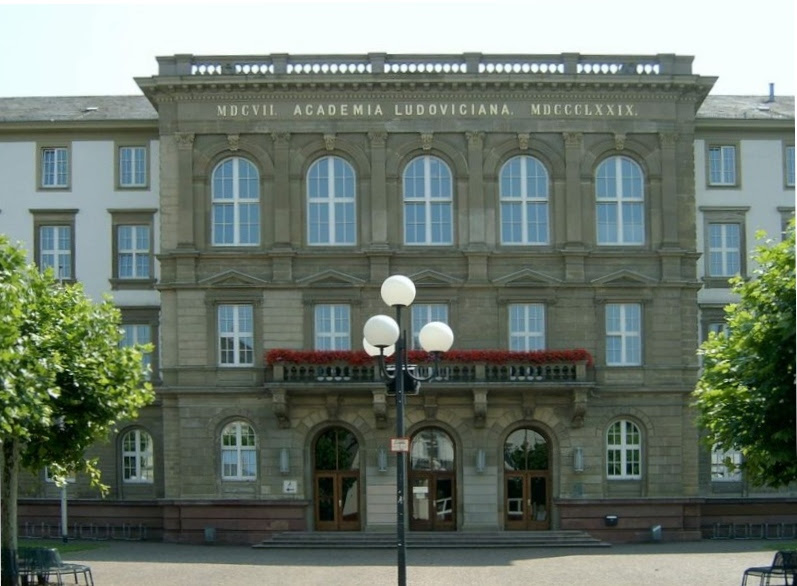 jlu-hauptgebaude_entzerrt