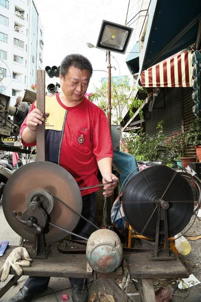輪軸潤滑、調整碳精棒長度、鏡頭焦距等,傳統播映的每個環節全仰賴放映師多年技藝的累積。 輪軸潤滑、調整碳精棒長度、鏡頭焦距等,傳統播映的每個環節全仰賴放映師多年技藝的累積。