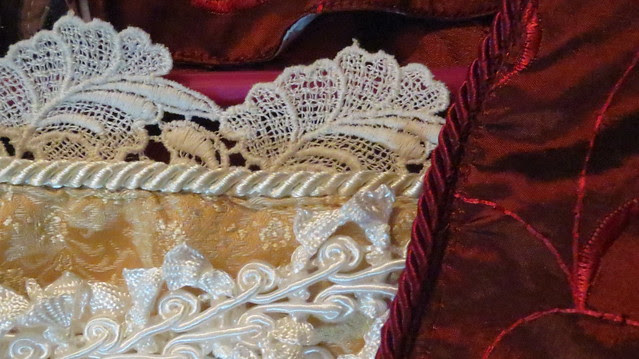 detail neckline