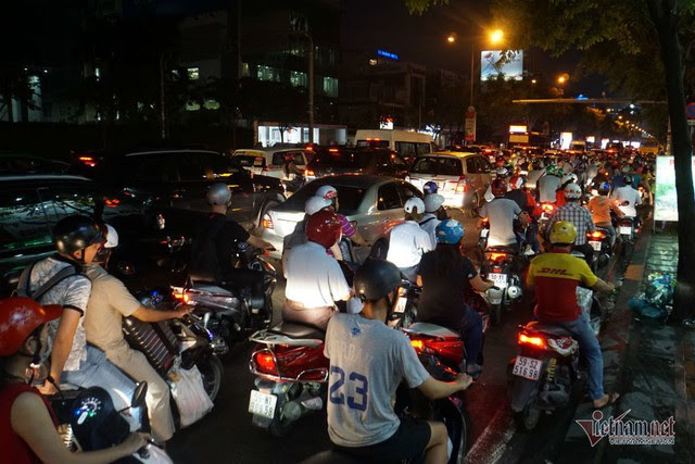 Cửa ngõ Tân Sơn Nhất tê liệt, ngàn ô tô dàn hàng kín đặc đường - Ảnh 18.