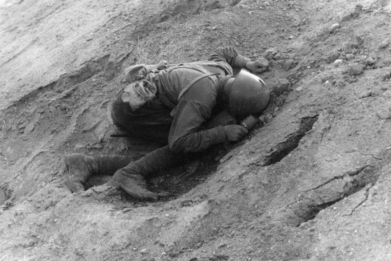 “Bolshevik had not time to throw his grenade”. Belarus, June 1941. Photo: Völkischer Beobachter newspaper.