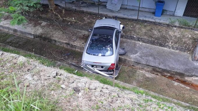 Nooh Gadot kemalangan kereta terhumban dalam longkang