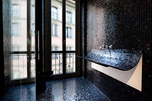 curved bathroom sink mosaic tile skin lago 1 Lavabo integrado en el mosaico de la pared