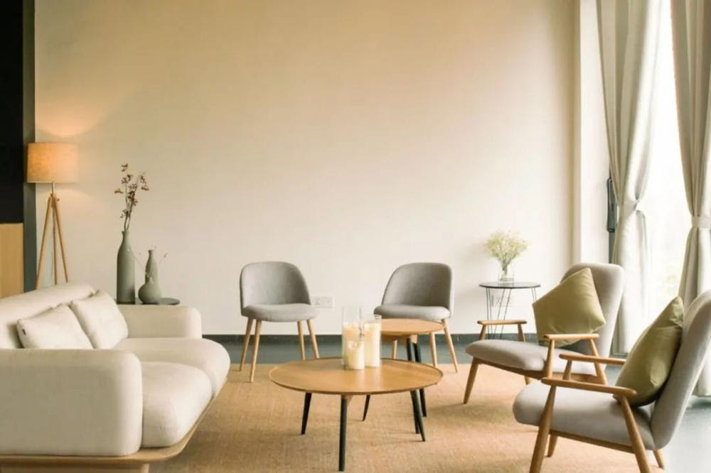 Không gian tiếp khách ấm cúng với bàn trà nhỏ cùng bộ ghế sofa mềm mại, êm ái. phòng khách đẹp