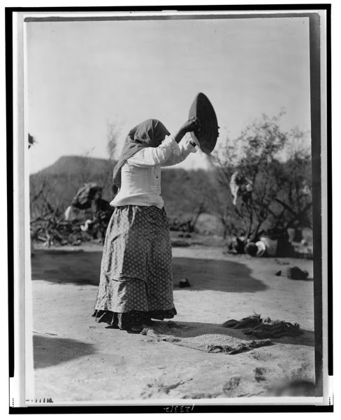 Description of  Title: Papago cleaning wheat (Winnowing wheat).  <br />Date Created/Published: c1907.  <br />Photograph by Edward S. Curtis, Curtis (Edward S.) Collection, Library of Congress Prints and Photographs Division Washington, D.C.
