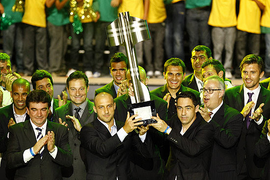 Jogadores do Corinthians levantam o troféu do Brasileiro em festa da CBF