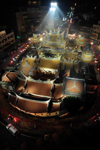 點亮北港朝天宮,三百年宮廟歷史光芒再現。(周鍊提供) 點亮北港朝天宮,三百年宮廟歷史光芒再現。(周鍊提供)