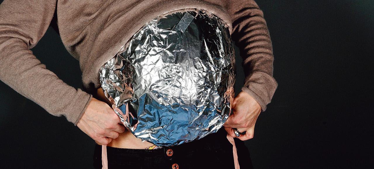 Un faux ventre de femme enceinte recouvert de papier aluminium, qui aurait pu servir à cacher un engin explosif, a été découvert la semaine dernière chez un couple de Montpellier.