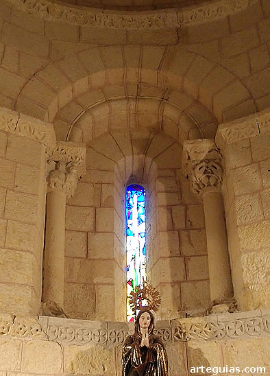Ventanal interior del ábside de la iglesia de Caballar
