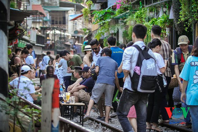Tàu qua phố cà phê Phùng Hưng phải dừng khẩn cấp vì dân chạy không kịp - Ảnh 6.