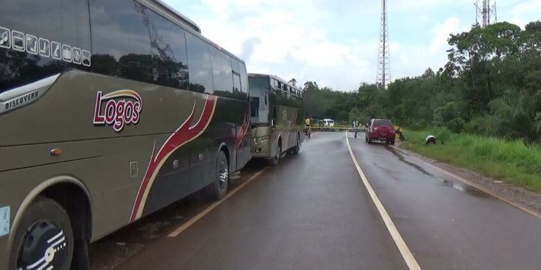 Antrean bus di lokasi ambruknya jembatan Sungai Rungau Kabupaten Seruyan, Kalimantan Tengah, Sabtu (30/12/2017)
