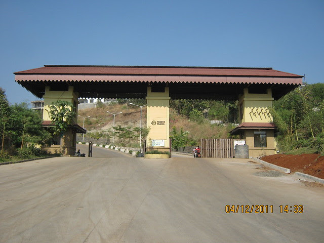 Old entrance - Visit to Paranjape Schemes' Forest Trails, Bungalows, 2 BHK & 3 BHK Flats at Bhugaon, Pune 411 042