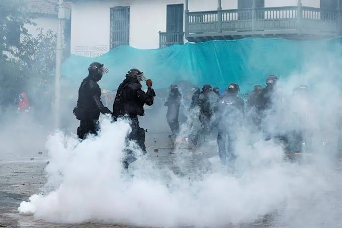 COLOMBIANOS VUELVEN A LAS CALLES Y LLEVAN SU PROTESTA HASTA LA CASA DE DUQUE