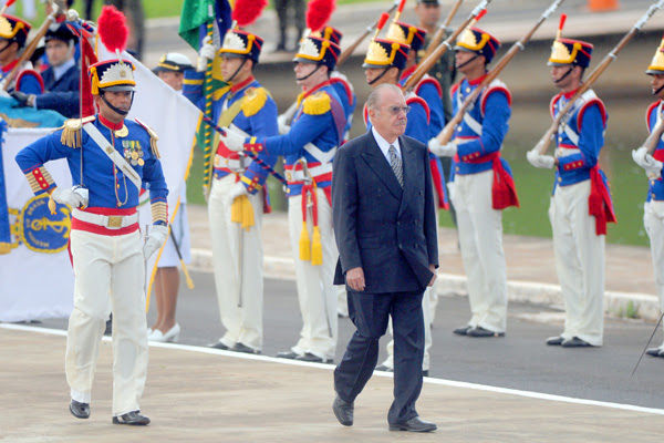 José Sarney passando vista na guarda, durante cerimônia no Congresso Nacional. Casa esta que presidiu por quatro vezes