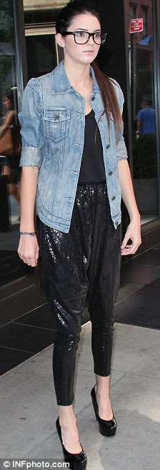 http://i.dailymail.co.uk/i/pix/2011/09/14/article-2037351-0DE47E6600000578-26_224x659.jpg