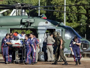 Vítima do incêndio na boate Kiss chega a Porto Alegre de helicóptero para receber tratamento neste domingo (27) (Foto: Camila Domingues/Reuters)