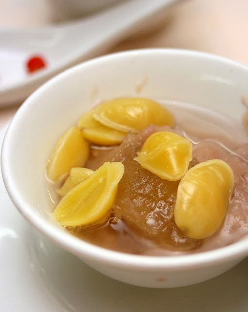Orh Nee 玻璃芋泥 - Yam paste dessert with pork lard slabs and ginkgo nuts