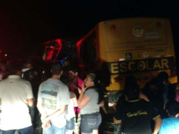 Dois ônibus escolares colidiram em São Sebastião (Foto: Arquivo Pessoal/Jair)