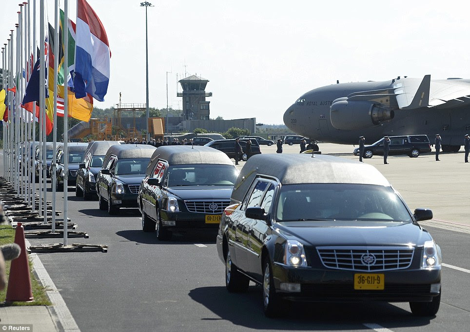 12 Gambar Ketibaan Mayat  Mangsa Nahas MH17 Di Belanda