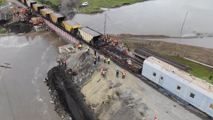 Грузовые поезда в тестовом режиме запустили через восстановленный мост на Транссибе