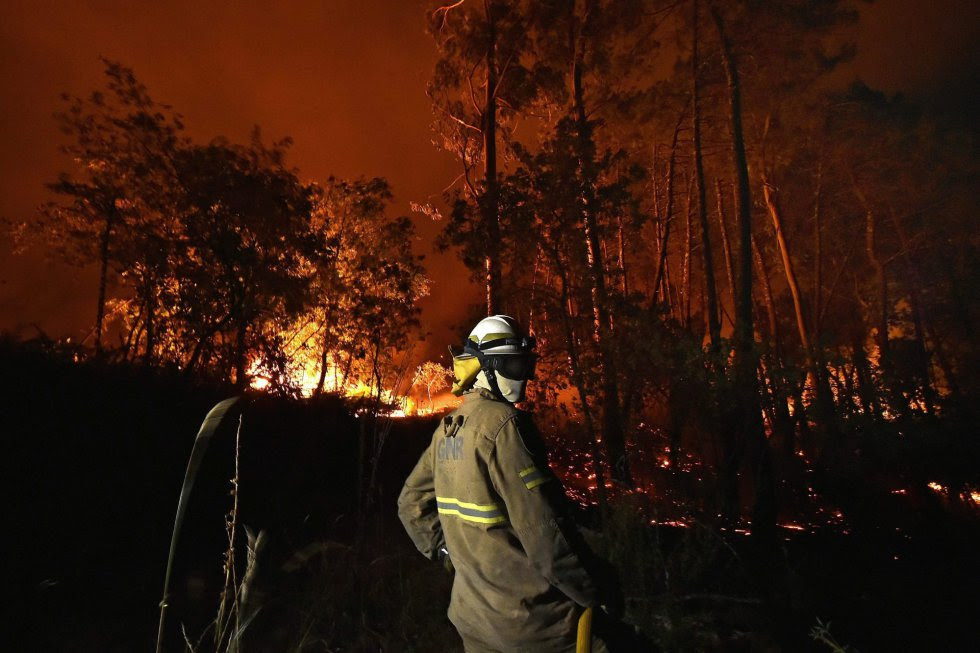 Según la Autoridad Nacional de Protección Civil portuguesa, que monitoriza en su página web en tiempo real la evolución de los incendios, 117 fuegos arden en el país este jueves a mediodía —13 de ellos de grandes dimensiones—. A las 12.30 horas había 3.682 efectivos combatiendo las llamas en Portugal, que cuentan con 1.159 vehículos terrestres y 17 aviones. En la foto, un bombero trabaja en las labores de extinción del incendio forestal que afecta a las localidades de Couto de e Cima y Couto de Baixo en la región de Viseu.