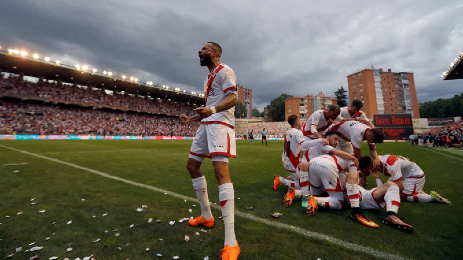El Rayo vuelve a la Liga BBVA por la puerta grande. El Rayo vuelve a la Liga BBVA por la puerta grande.
