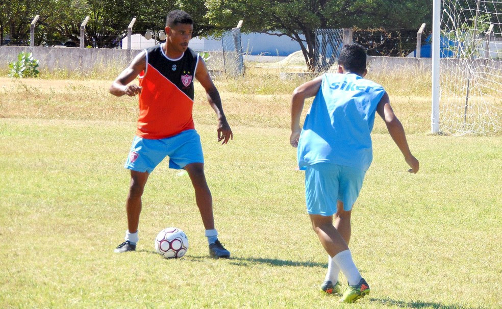 Gustavo (com a bola) é o novo atacante do Potiguar de Mossoró (Foto: Marcelo Diaz/Divulgação)