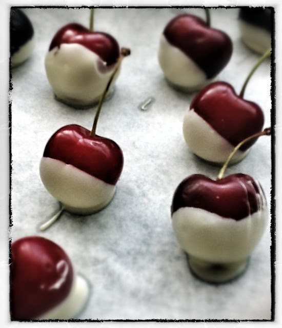 Cerezas y chocolate blanco