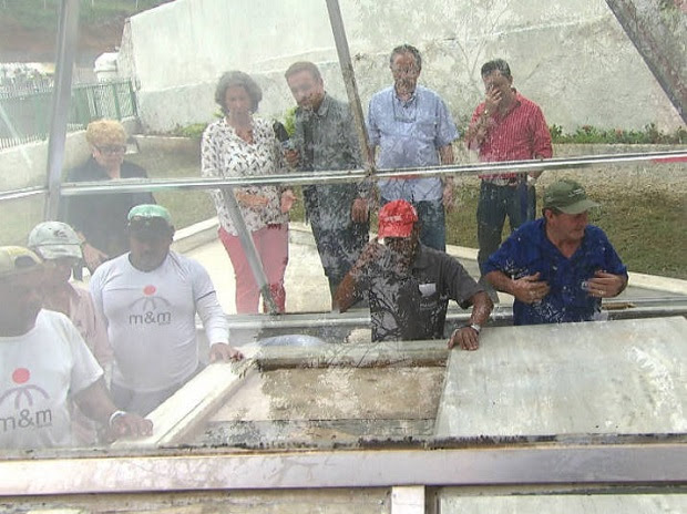 Gugu manda abrir o túmulo da Dercy Gonçalves para ver se ela foi enterrada de pé! Gugu manda abrir o túmulo da Dercy Gonçalves para ver se ela foi enterrada de pé!