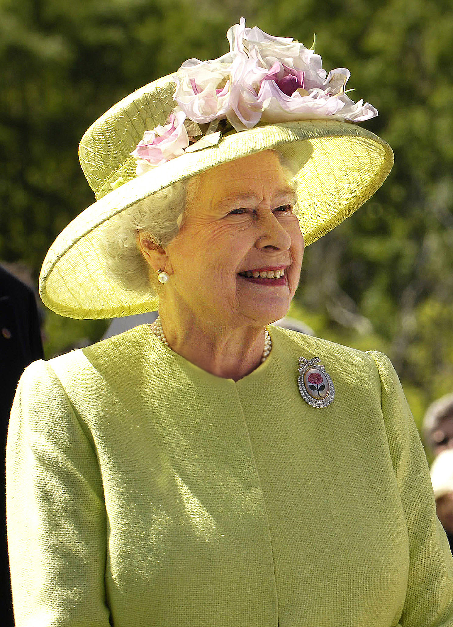 http://upload.wikimedia.org/wikipedia/commons/7/73/Elizabeth_II_greets_NASA_GSFC_employees%2C_May_8%2C_2007.jpg