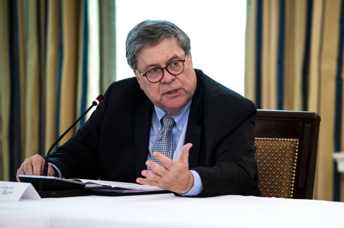 Tổng chưởng lý William Barr nói chuyện trong một cuộc thảo luận bàn tròn với các quan chức thực thi pháp luật trong Phòng ăn Nhà nước của Nhà Trắng vào ngày 8 tháng 6 năm 2020. (Doug Mills-Pool / Getty Images)