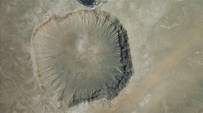 A Cratera de Barringer está localizada no Arizona, EUA. Os cientistas acreditam que fora formada há aproximadamente 50 mil anos por um meteorito com a força de uma bomba de hidrogênio, deixando uma cratera de pouco mais de um quilômetro de diâmetro e 200 metros de profundidade.